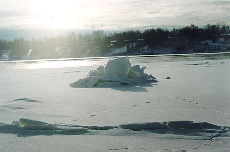 Bobri balvan s ledovou cepici