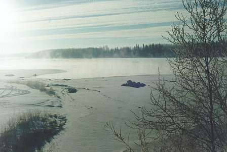 Pohled na balvan s ledovou cepici z mostu