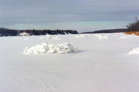 Balvany s cepicemi u bobriho hradu