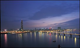 Вид на вечерний Сеул и реку Ханган